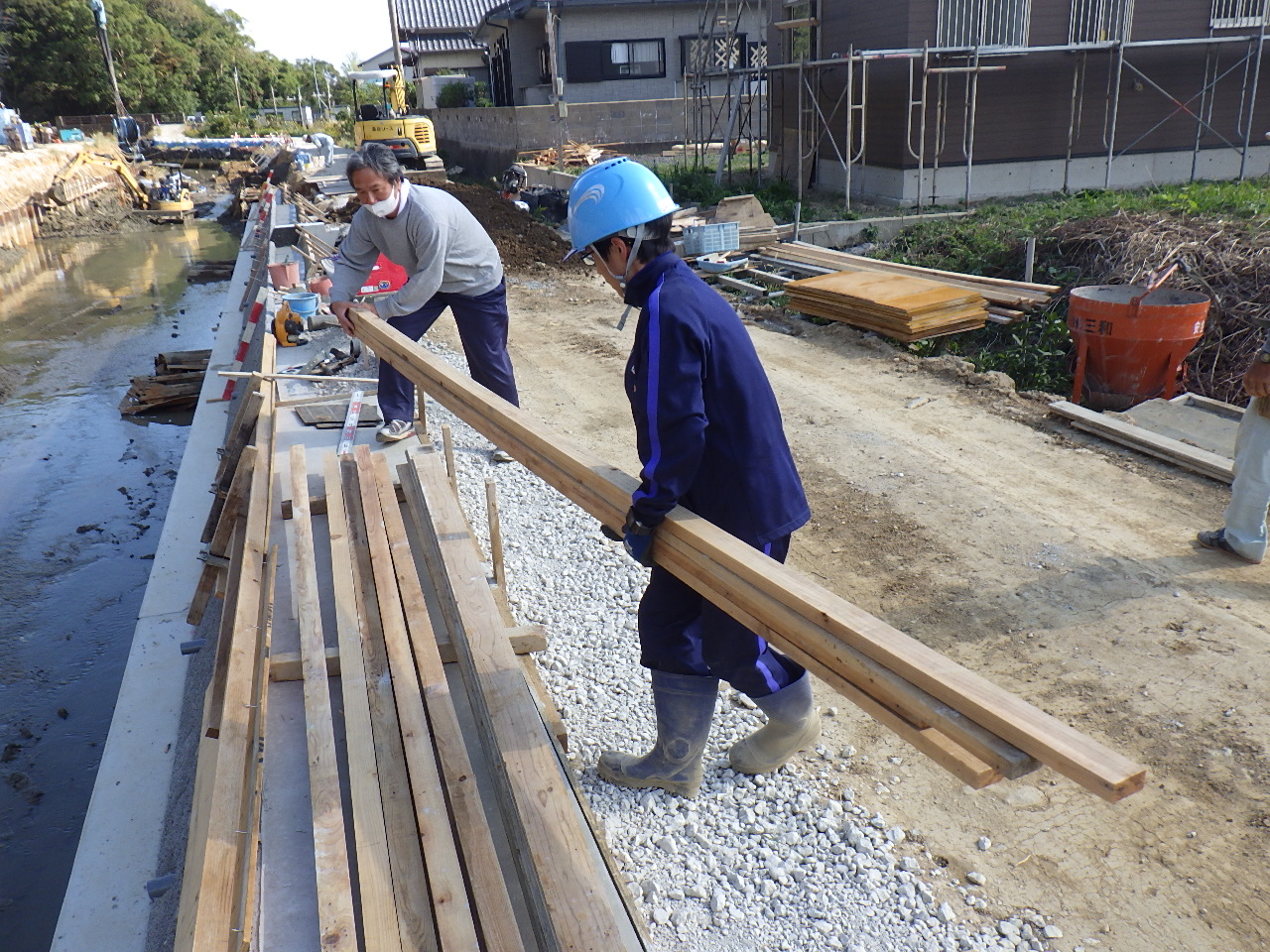 校長先生も手伝ってます。